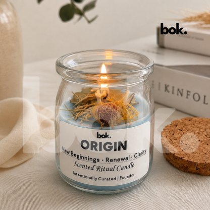 Vela aromática ORIGIN de BOK Concept Store Ecuador encendida en ambiente lifestyle elegante, ideal para crear una atmósfera de renovación, claridad y bienestar durante momentos de reflexión, meditación, journaling o nuevos comienzos.
