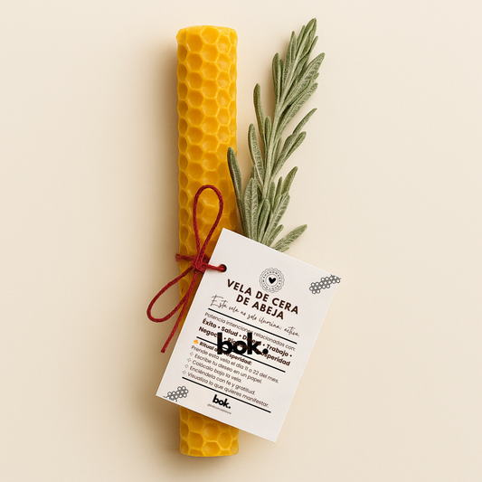 Vela de cera de abeja natural con ramita de lavanda y etiqueta artesanal, elaborada en Ecuador por BOK Concept Store, para bienestar y abundancia.