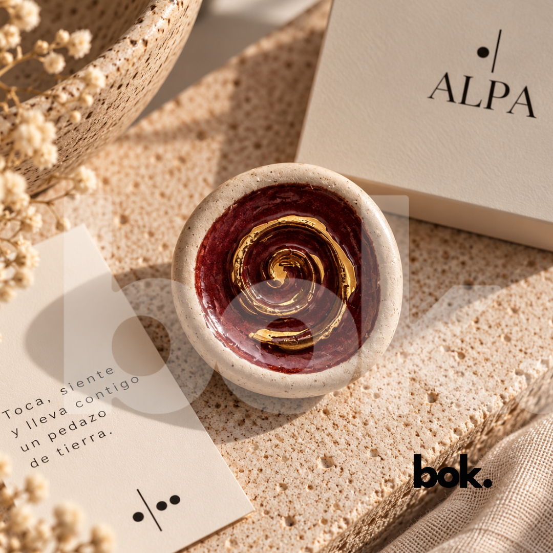 Worry Stone artesanal ALPA color vino con espiral dorada, piedra de bolsillo para relajación y bienestar. Descubre piedras antiestrés, regalos originales y accesorios de mindfulness en BOK Concept Store Quito, Ecuador.